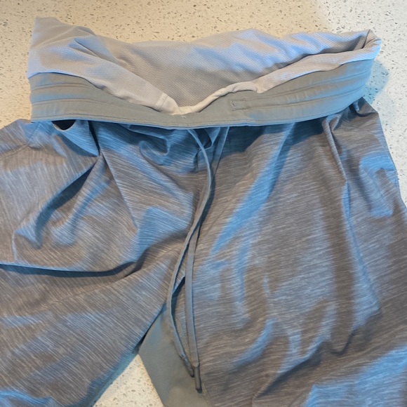 Men’s lined Lululemon shorts - Picture 3 of 4